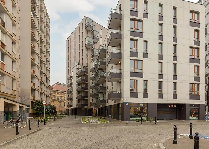 Śródmieście Warsaw Muranów Studio with Parking by Renters